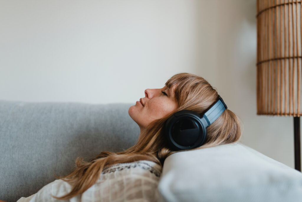 Nghe nhạc thư giãn giúp bạn dễ đi sâu vào giấc ngủ