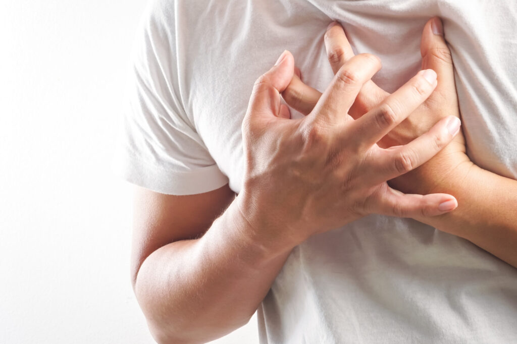 Đau tức ngực là một trong những dấu hiệu của bệnh rối loạn nhịp tim