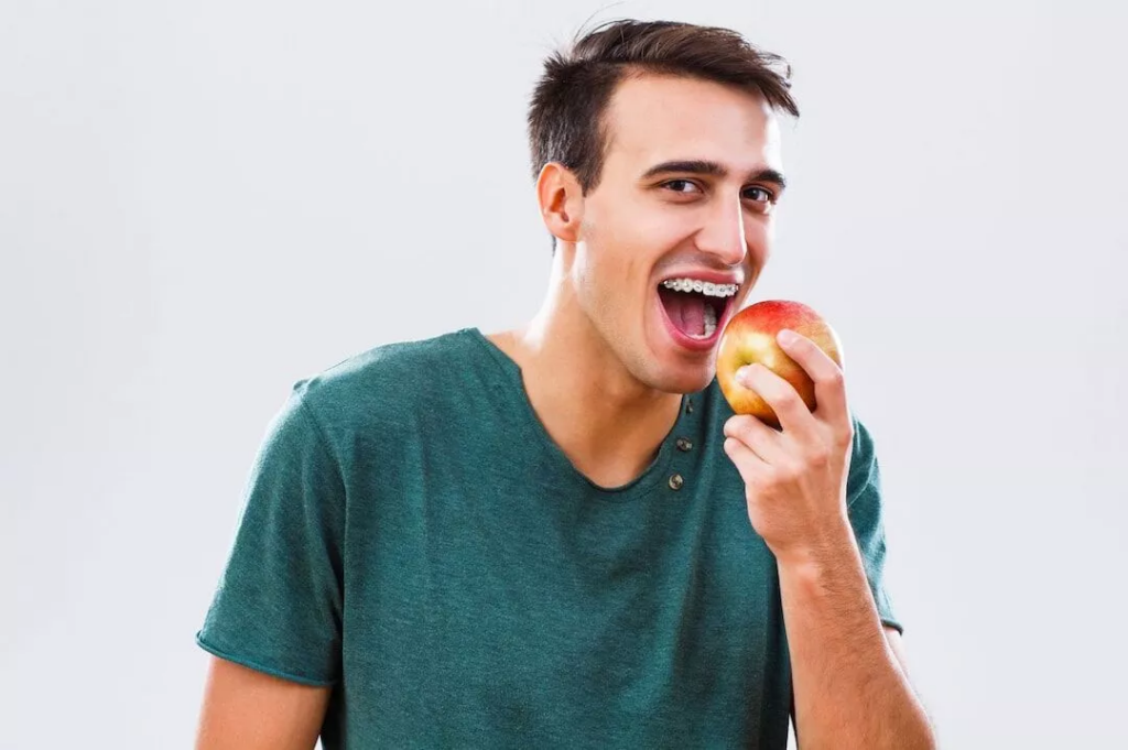 Niềng răng giúp khắc phục khó khăn trong khi ăn uống