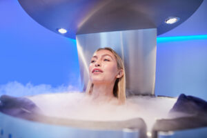 Phương pháp Cryotherapy xịt khí khí nitơ lỏng lên cơ thể