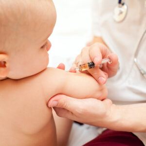 Tiêm vaccine cho trẻ để phòng bệnh quai bị