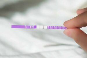 Thử que thử thai 1 vạch đậm 1 vạch mờ là một trong những dấu hiệu mang thai dễ nhận biết