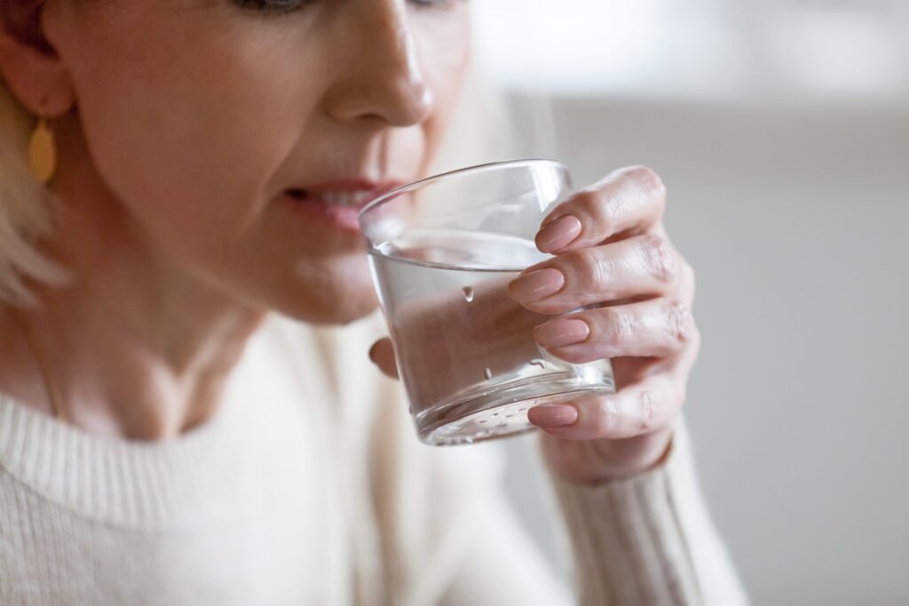 Uống nước lọc là cách giúp lấy lại nhịp tim bình thường
