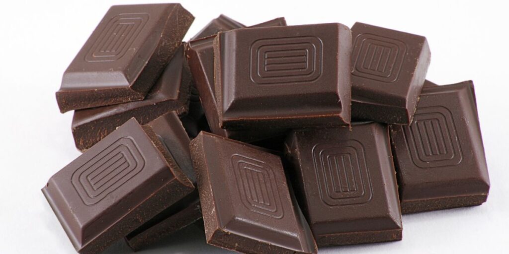 Ăn chocolate đen kịt giới hạn xúc cảm thèm ăn hiệu quả