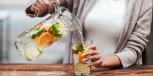 Bạn có thể tự làm nước detox tại nhà với các nguyên liệu dễ tìm