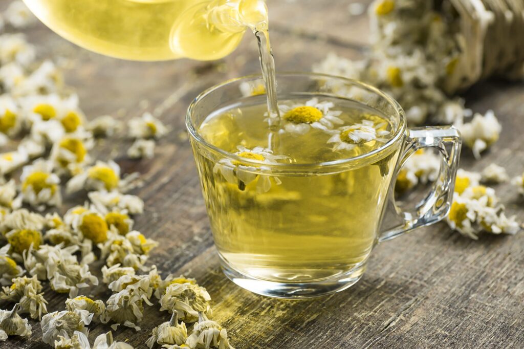 Uống trà hoa cúc giúp hỗ trợ hệ tiêu hoá, giảm cơn đau co thắt dạ dày