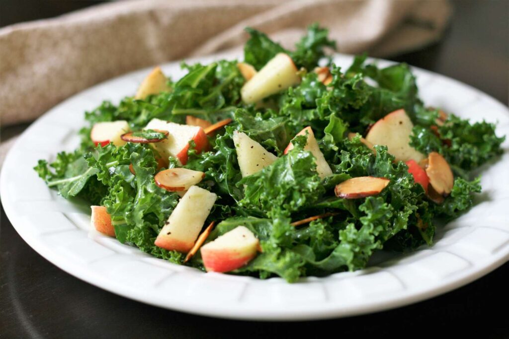 Salad cải kale là món ăn quen thuộc trong chu trình giảm cân