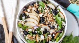 Đĩa salad càng thêm dinh dưỡng và đẹp mắt nhờ được rắc thêm granola lên bề mặt