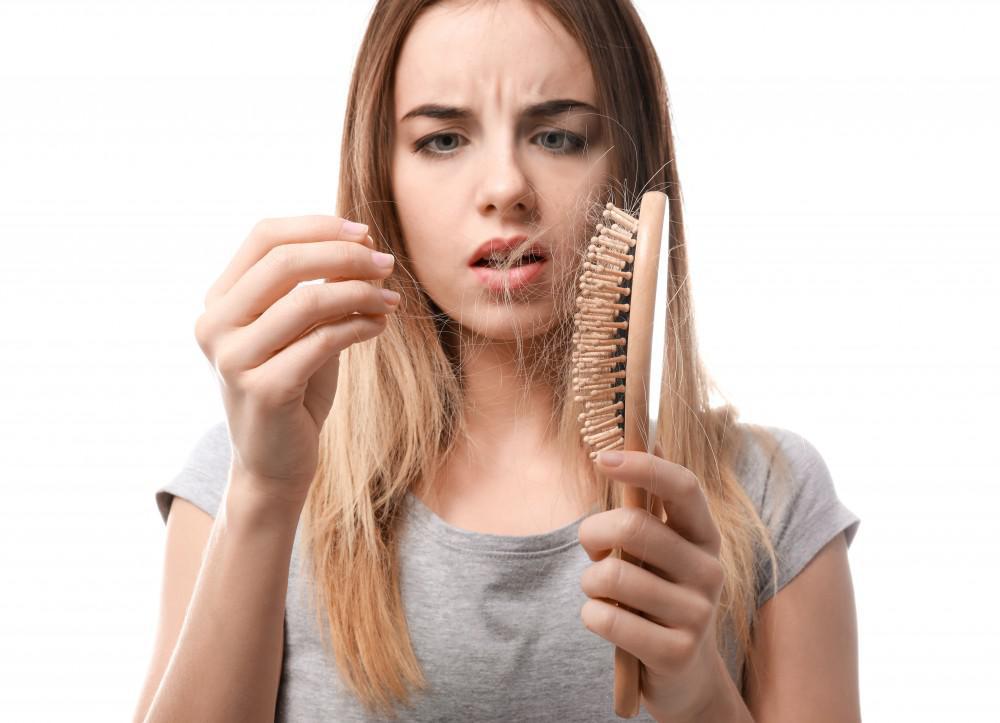 Sử dụng dầu hoa anh thảo giúp kích thích quá trình phát triển của tóc, cải thiện tình trạng rụng tóc 