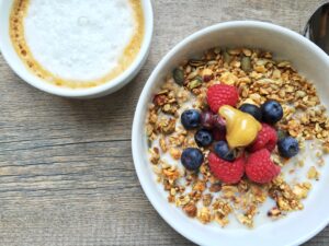 Granola nấu cùng sữa cho đến khi hỗn hợp đặc lại