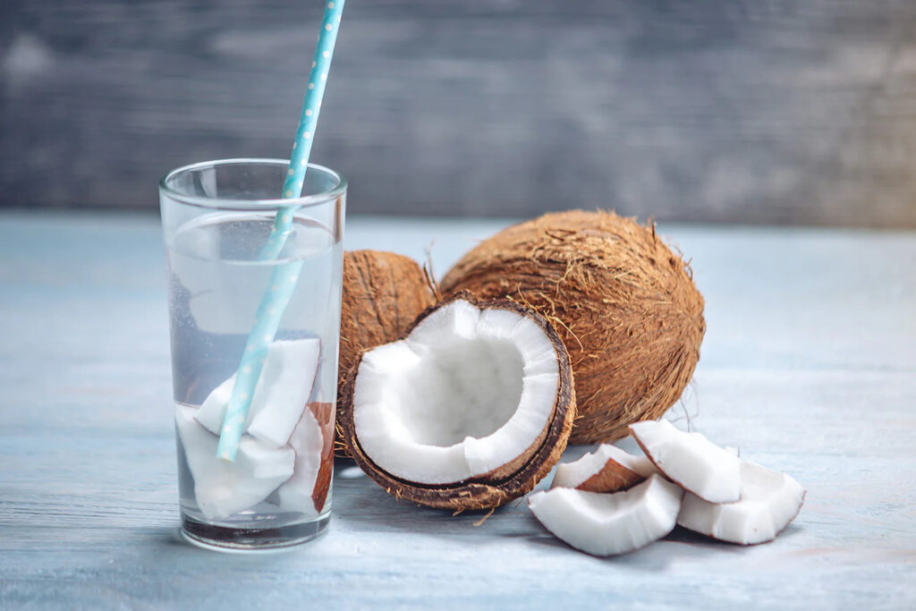 Nước dừa bao nhiêu calo? Trung bình trong 100ml nước dừa chỉ chứa khoảng 20kcal