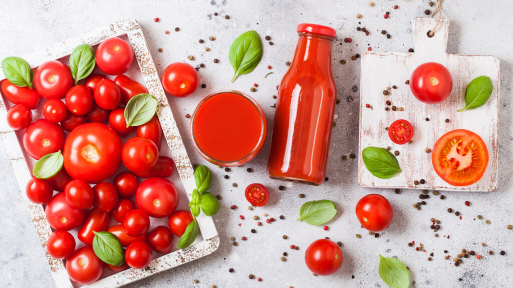 Bạn có thể uống nước ép cà chua vào buổi sáng hoặc trước khi ăn 