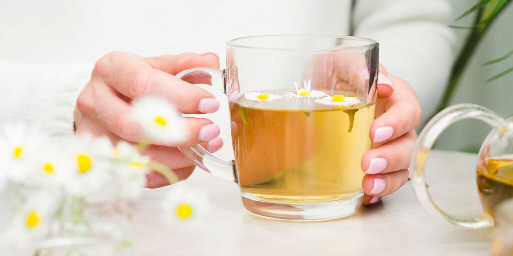 Tác dụng của trà hoa cúc là giảm đau bụng kinh nguyệt