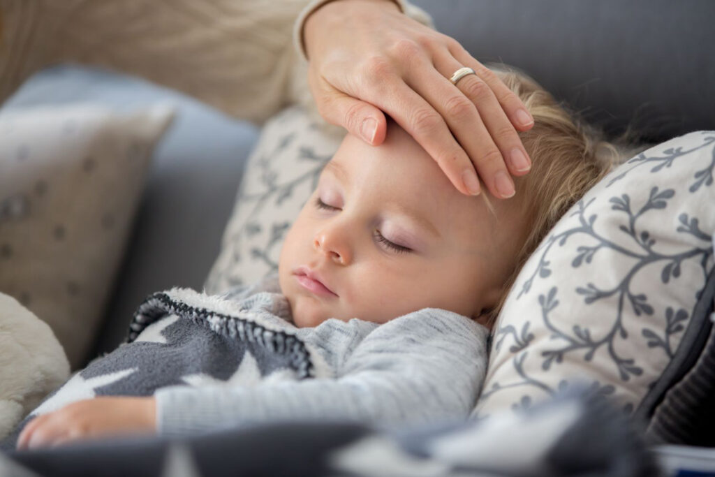 Cách điều trị trẻ em bị sốt siêu vi tại nhà