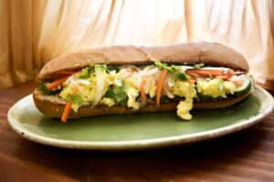 Bánh mì trứng chiên chứa 330 calo