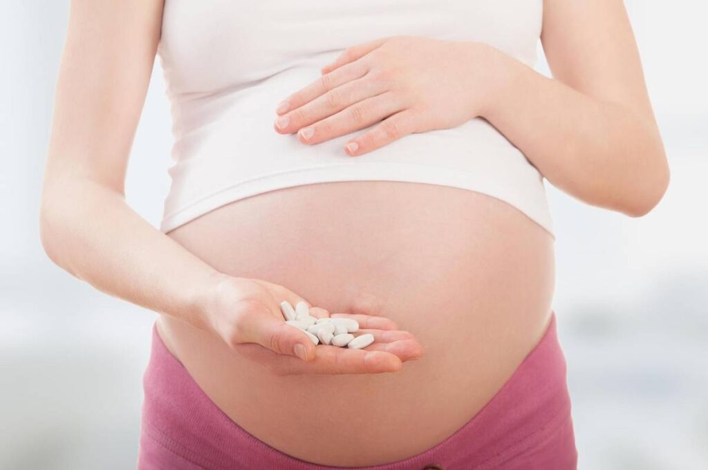 Mẹ bầu nên sử dụng vitamin B7 theo chỉ định của bác sĩ 