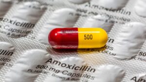 Amoxicillin là thuốc kháng sinh được sử dụng phổ biến trong điều trị bệnh