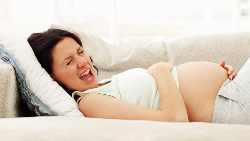 Mang thai ngoài tử cung có thể gây đau vùng dưới rốn
