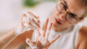 Biểu hiện thường thấy của OCD là thói quen rửa tay quá kỹ