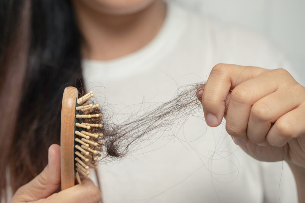 Rụng tóc là một trong số những tác dụng phụ thường thấy ở thuốc 