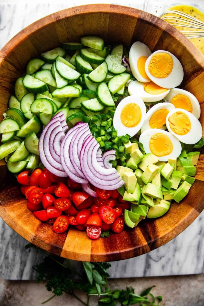 Salad trứng và rau củ hấp dẫn, hỗ trợ quá trình thâm hụt calo 