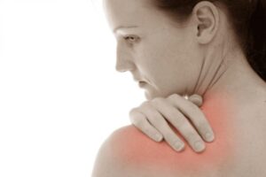 Triệu chứng của bệnh viêm quanh khớp vai sẽ thay đổi tùy vào thể đau mà bạn đang gặp phải