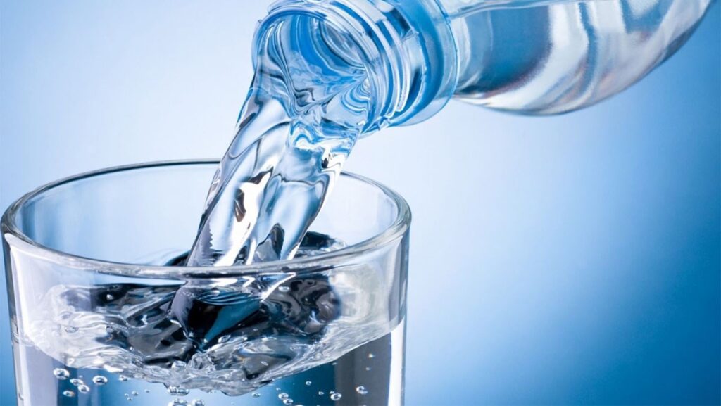 Nước giúp duy trì độ ẩm cho da giúp cơ thể loại bỏ độc tố và hỗ trợ quá trình tái tạo tế bào 