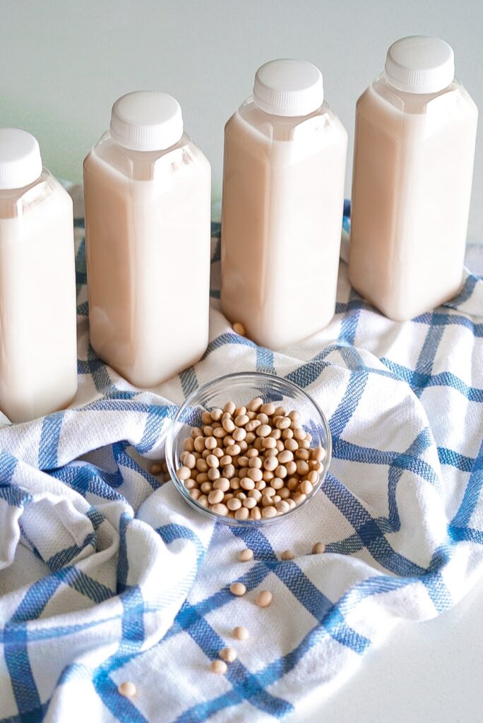 Uống sữa đậu nành giảm đau bụng kinh nguyệt 