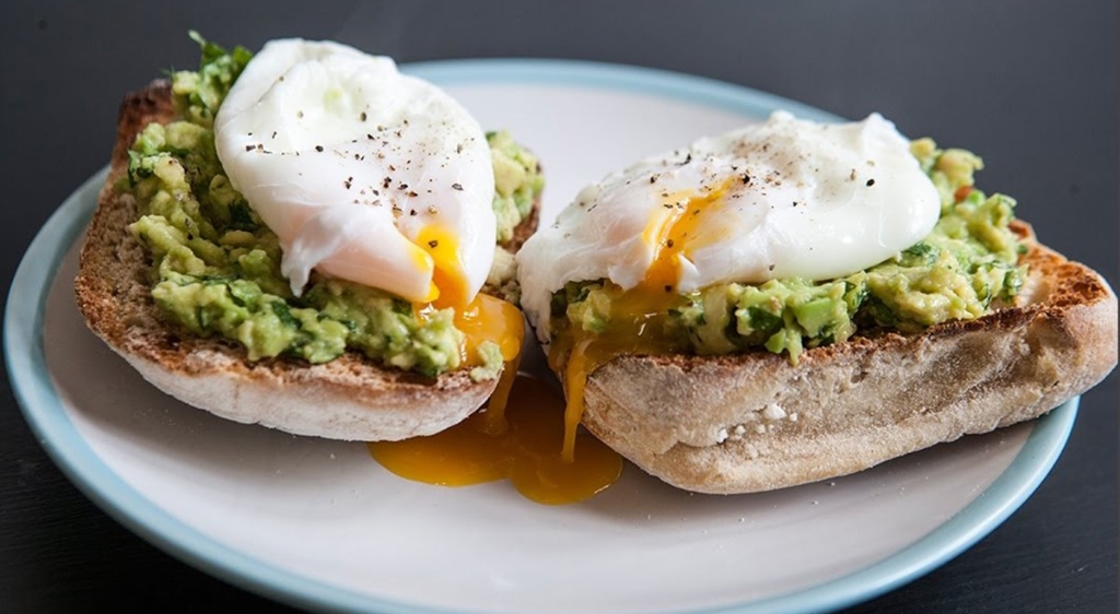 Bơ nghiền và trứng cho bữa sáng giảm cân