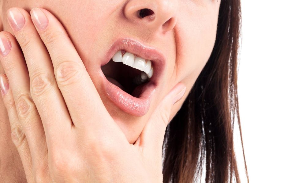 Bọc răng sứ sai cách có thể gây ra tình trạng đau nhức, ê buốt