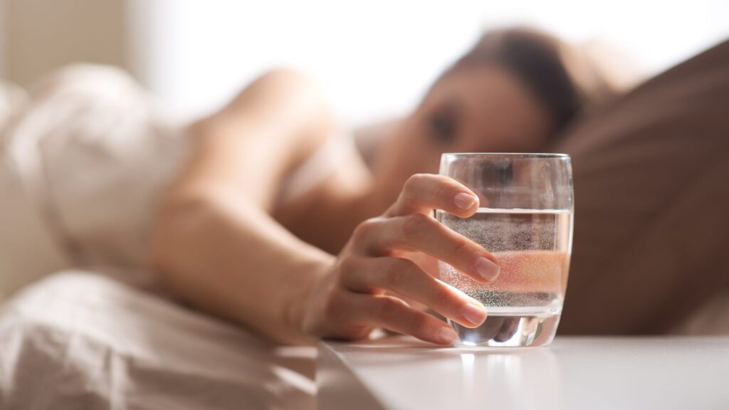 Nằm nghỉ và uống nhiều nước khi bị tụt huyết áp đột ngột 