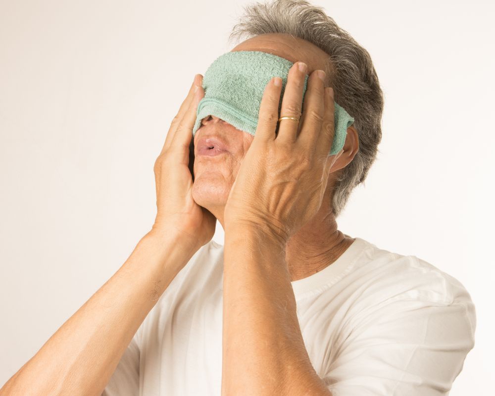 Chườm mát là cách điều trị đau mắt đỏ mang lại hiệu quả cao với các trường hợp nhẹ