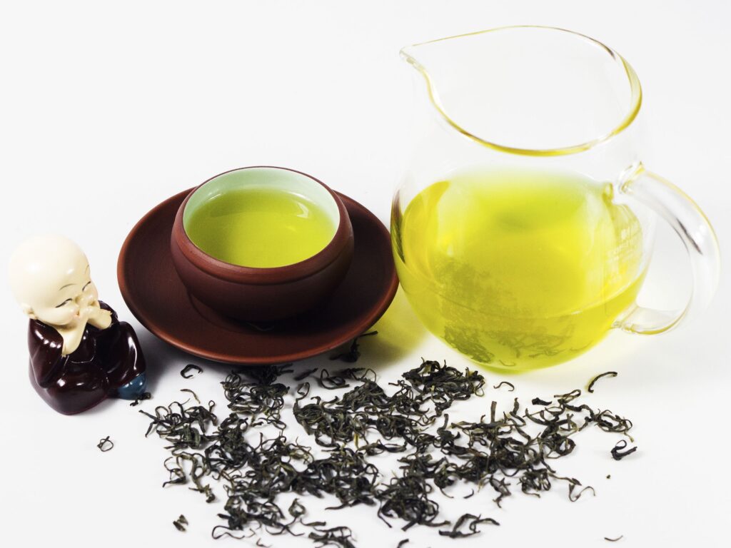 Trà xanh khô thường có thời gian bảo quản tốt hơn lá trà tươi 