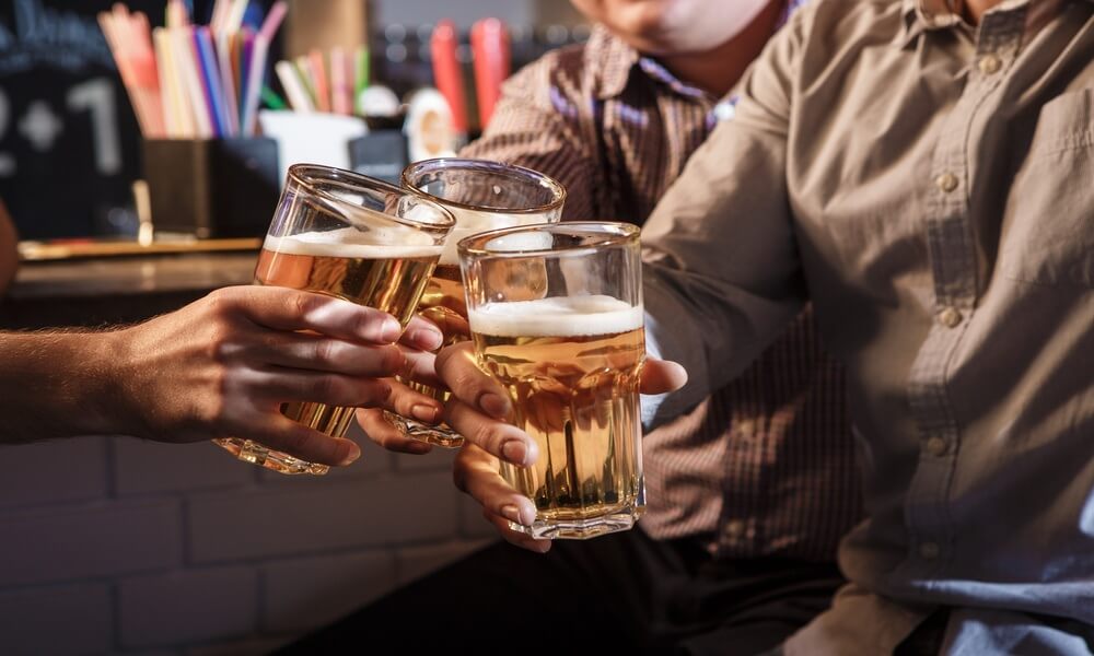 lạm dụng rượu bia là nguyên nhân khiến men gan cao