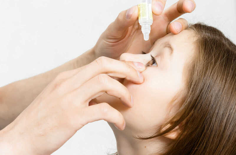Sử dụng thuốc nhỏ mắt theo chỉ định của bác sĩ để điều trị đau mắt đỏ