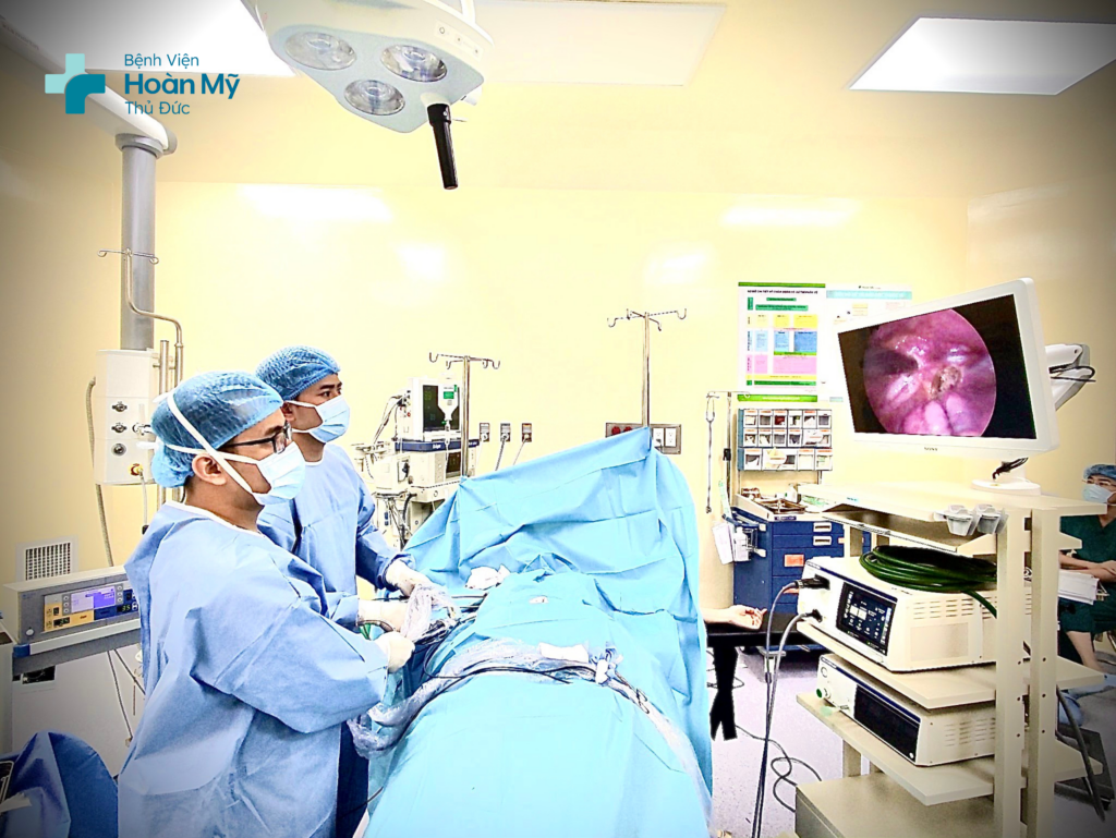 ThS.BSNT Nguyễn Văn Thắng đang thực hiện phẫu thuật cho bệnh nhân bị tăng tiết mồ hôi