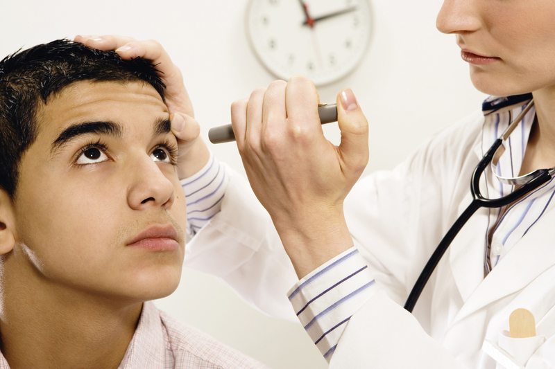 Thăm khám bác sĩ sớm để tránh bệnh đau mắt đỏ tiến triển nặng hơn