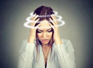 Đau đầu, chóng mặt, choáng váng là biểu hiện thường gặp của bệnh huyết áp giảm