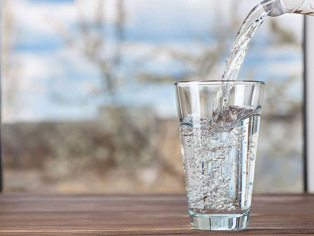 Hãy uống đủ nước để làm loãng dịch tiết tránh ho khang có đờm 