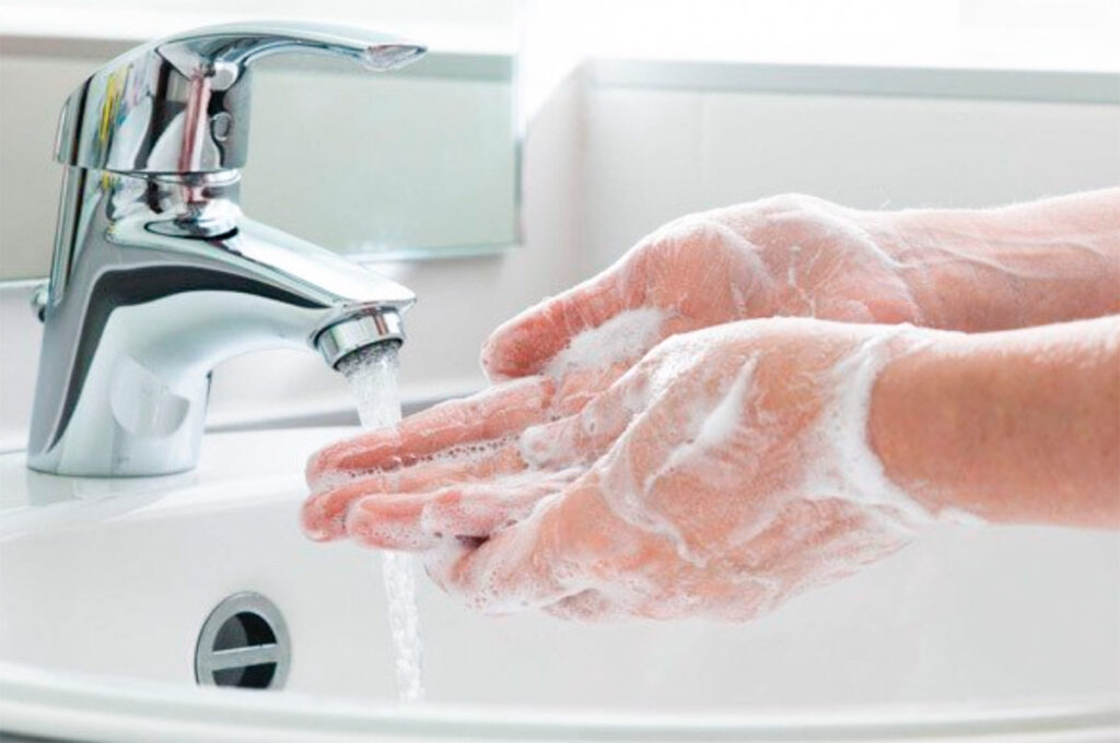 Rửa tay thường xuyên khi bị sốt phát ban