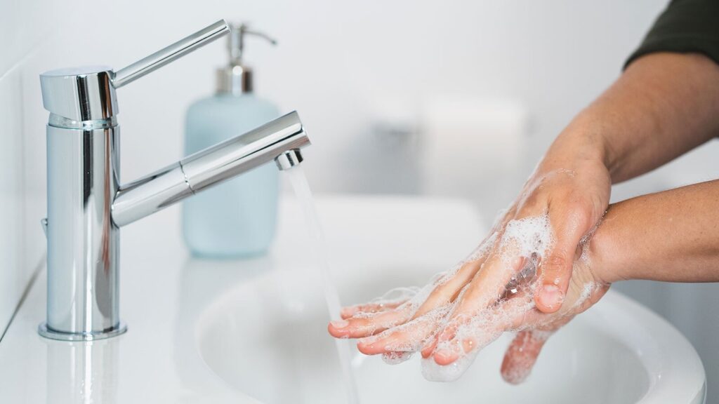 Rửa tay thường xuyên giúp giảm nguy cơ mắc bệnh