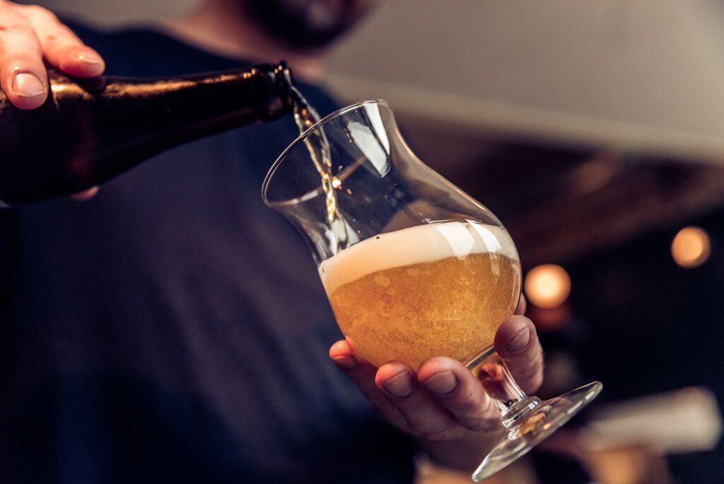 Sử dụng rượu bia liên tục trong thời gian dài là nguyên nhân chính khiến gan bị nhiễm mỡ 