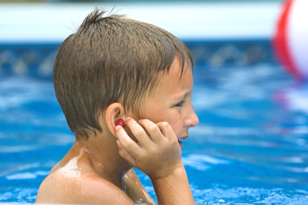 Vệ sinh tai sạch sẽ sau khi bơi lội, tắm gội phòng ngừa bệnh viêm tai 