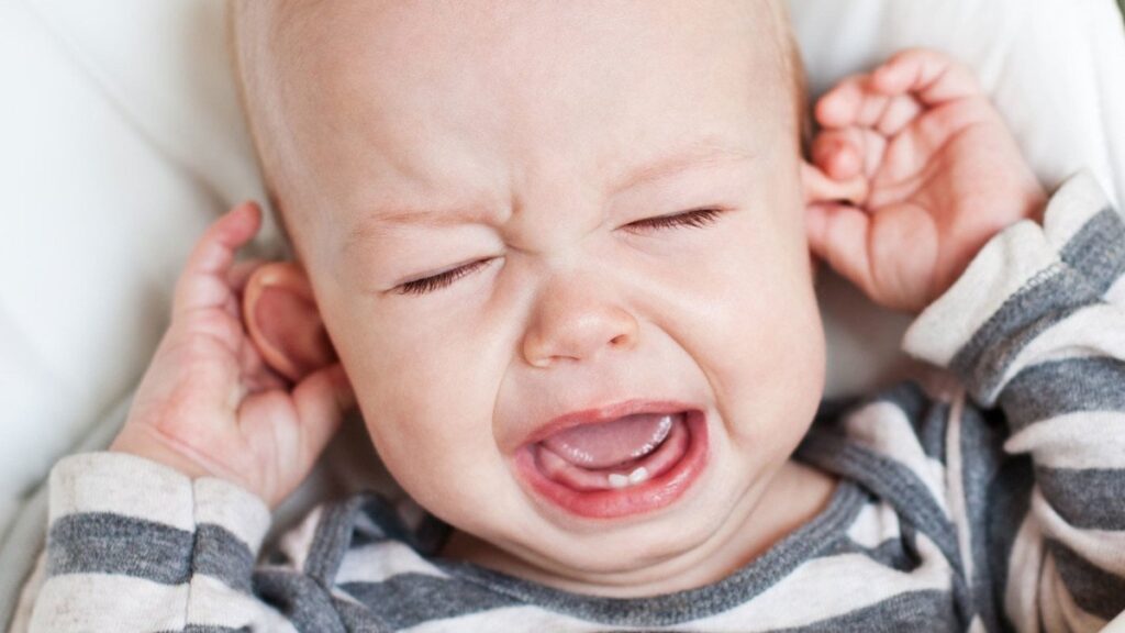 Trẻ giật tai, quấy khóc khi tai có dấu hiệu viêm nhiễm