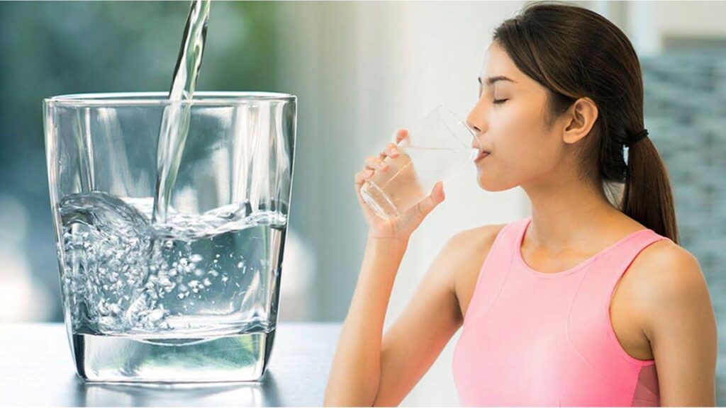Uống nhiều nước để phòng tránh bệnh sỏi thận