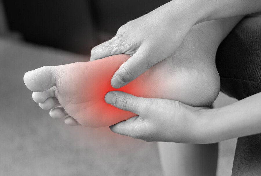 Đau xương bàn chân là tình trạng viêm và đau nhức ở mu bàn chân. Những biến dạng ở bàn chân hoặc kích cỡ giày không vừa vặn có thể gây ra hiện tượng này.