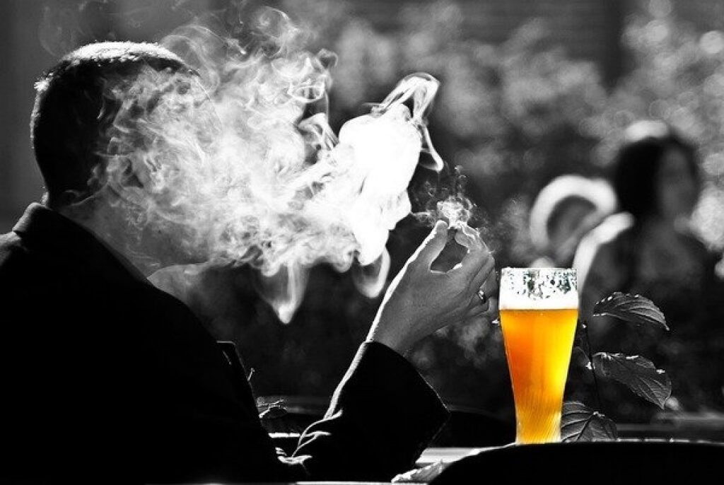 Tránh rượu bia, thuốc lá sẽ hạn chế tình trạng này 