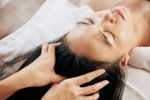 Massage da đầu nhẹ nhàng khi gội đầu