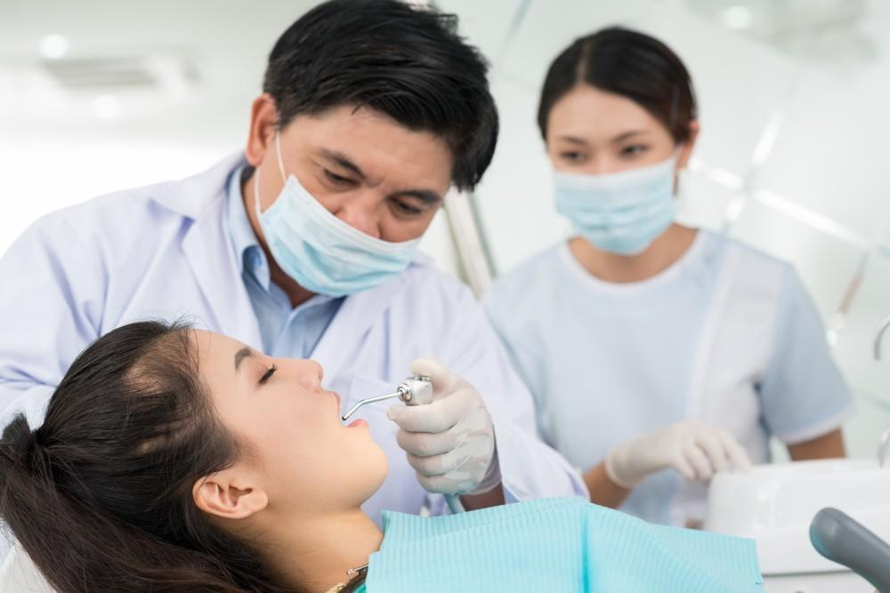Tiểu phẫu răng khôn được thực hiện bởi bác sĩ có chuyên môn