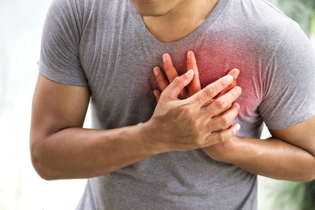 Đau tức ngực là một trong những triệu chứng khó thở phổ biến 